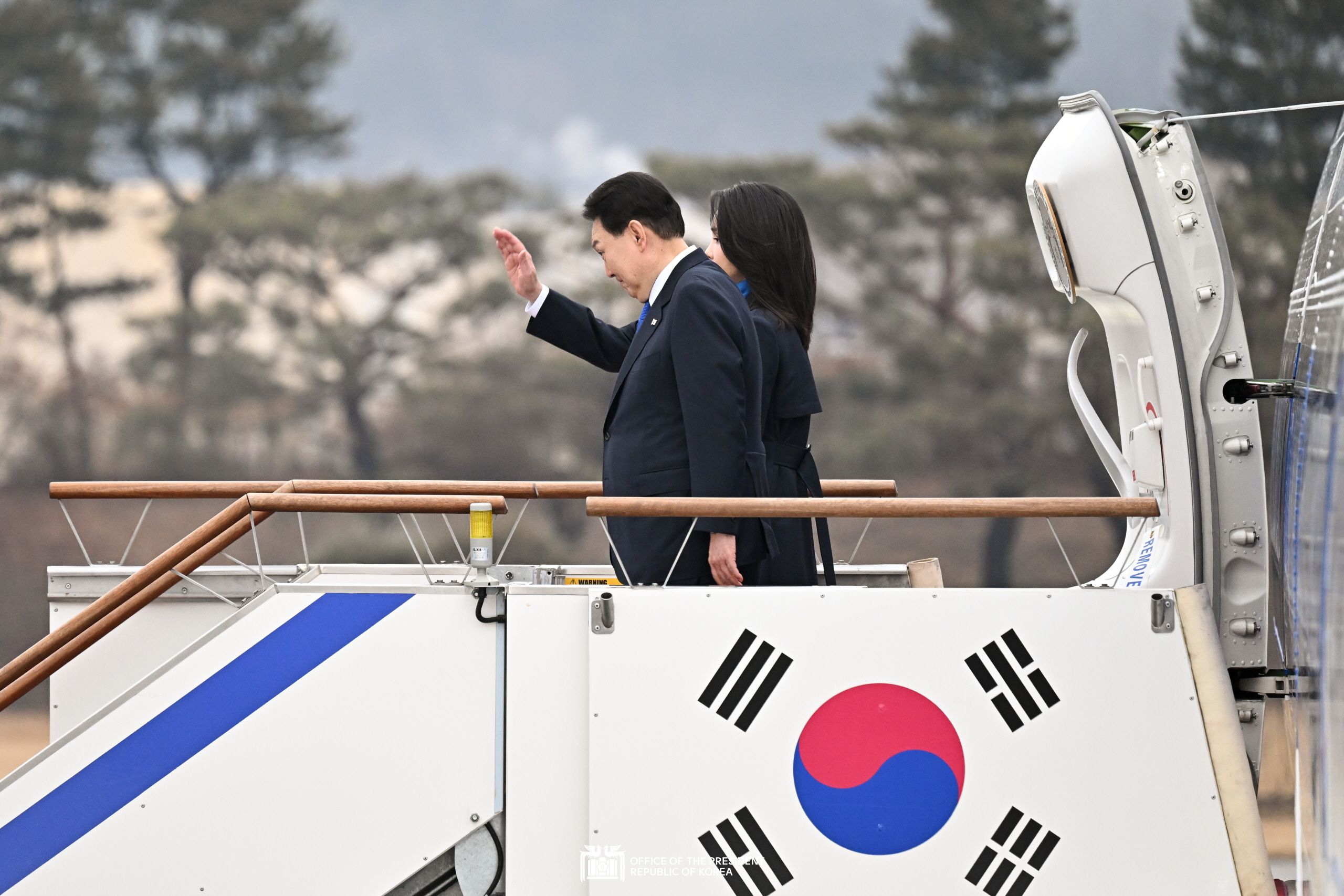Departing from Seoul Air Base for a state visit to the UAE and ...