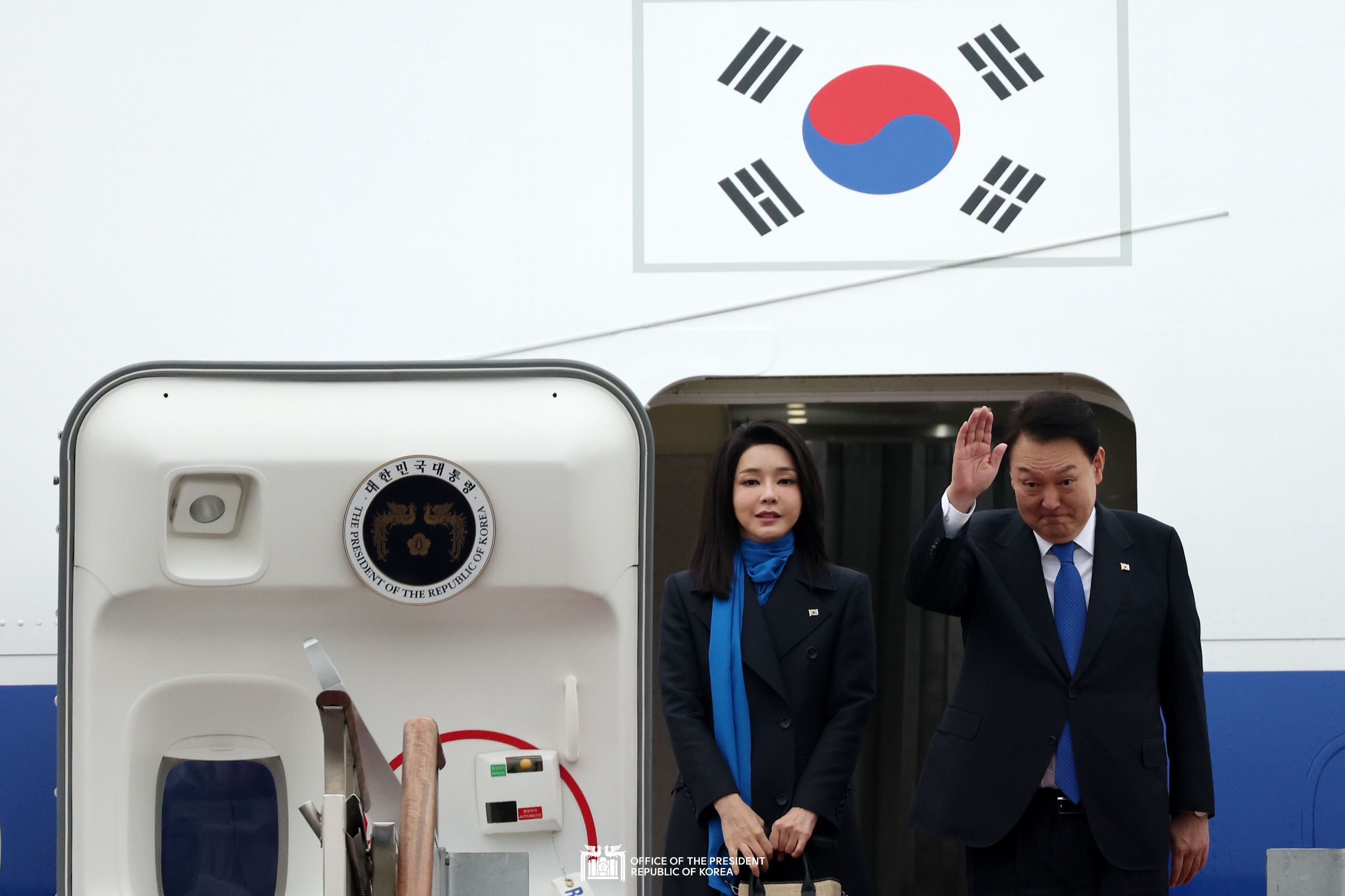 Departing from Seoul Air Base for a state visit to the UAE and ...