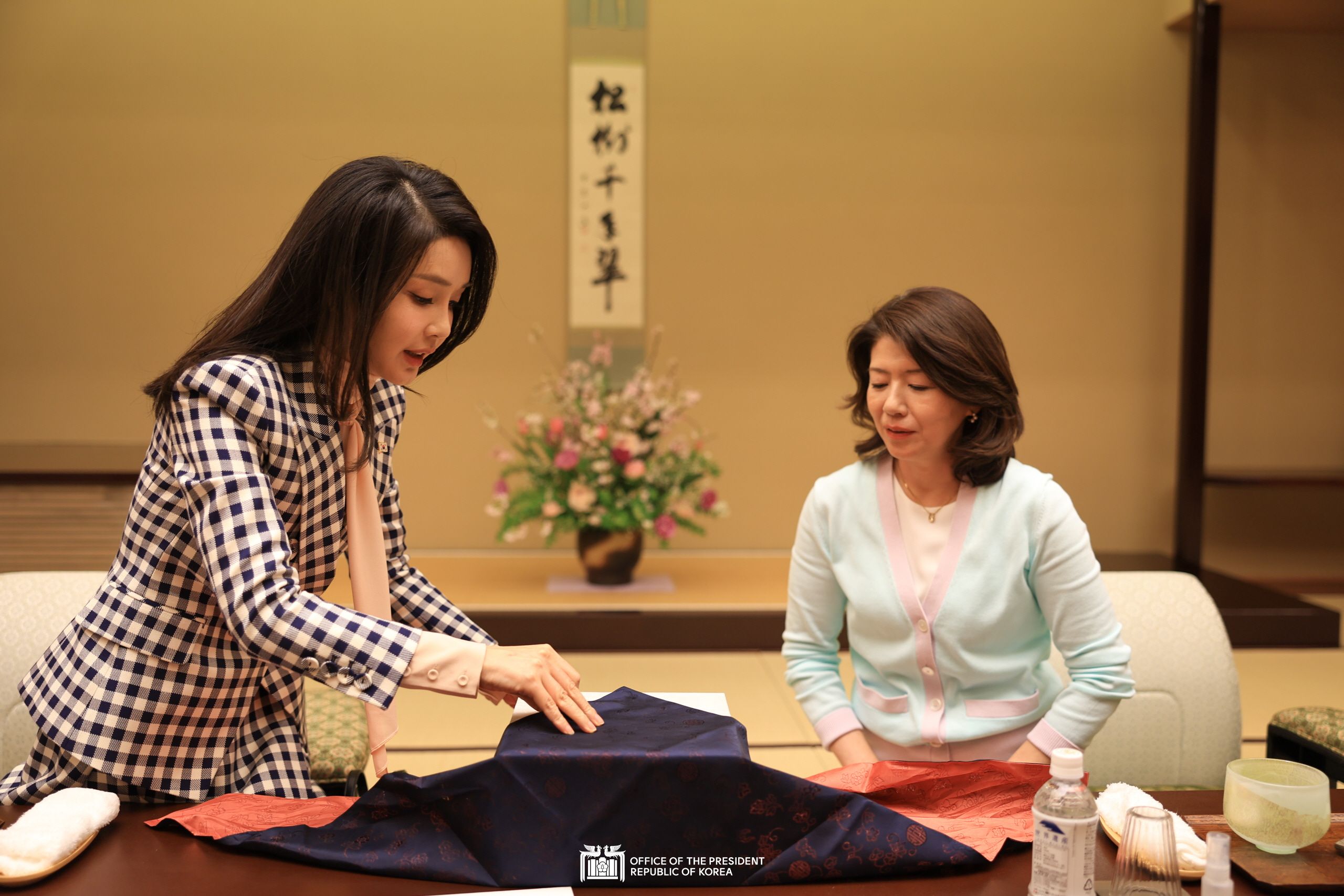 First Lady Kim Keon Hee meeting with Mrs. Yuko Kishida slide 1