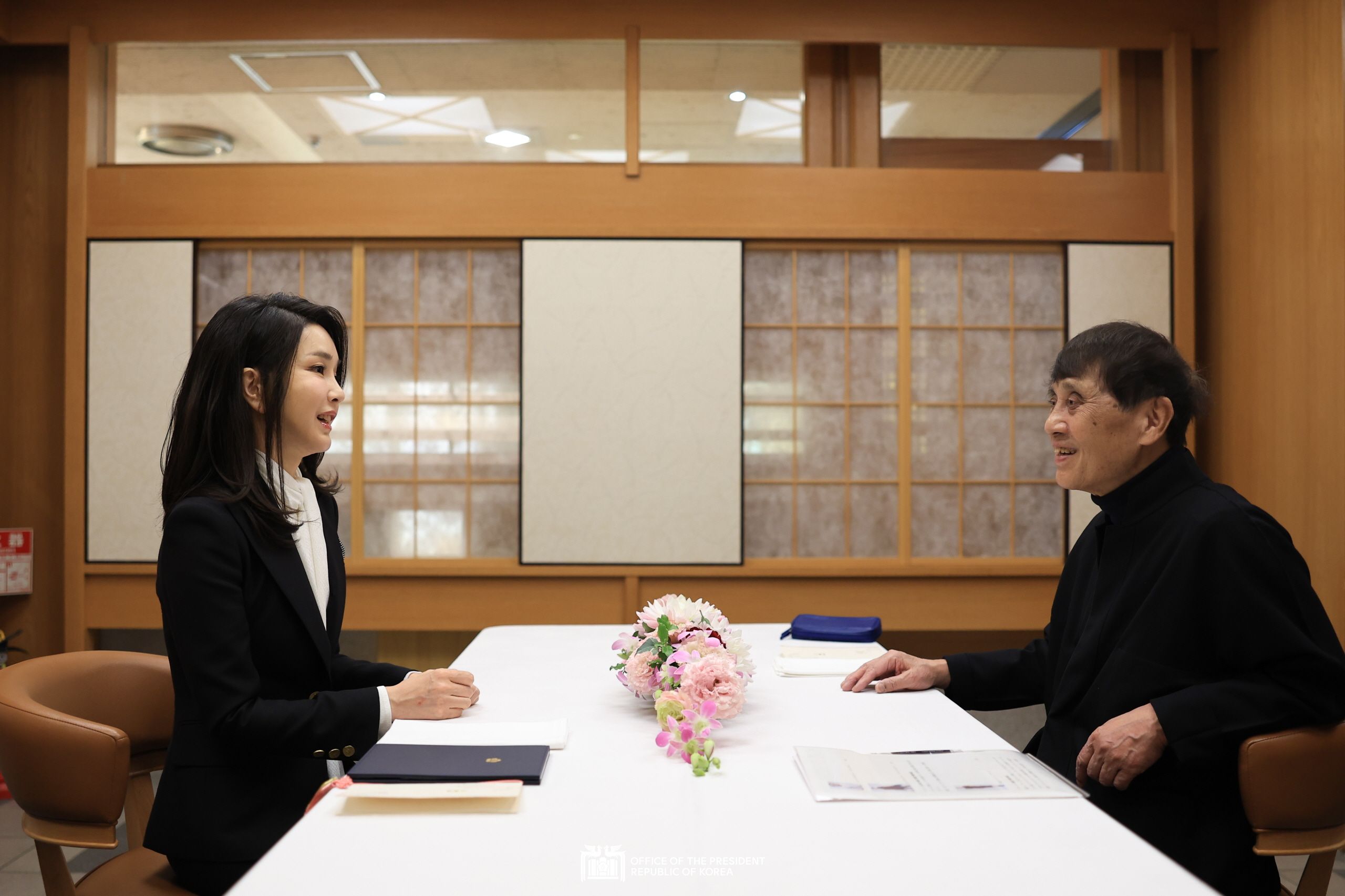 First Lady Kim Keon Hee having a luncheon with Japanese architect Ando Tadao in Tokyo, Japan slide 1