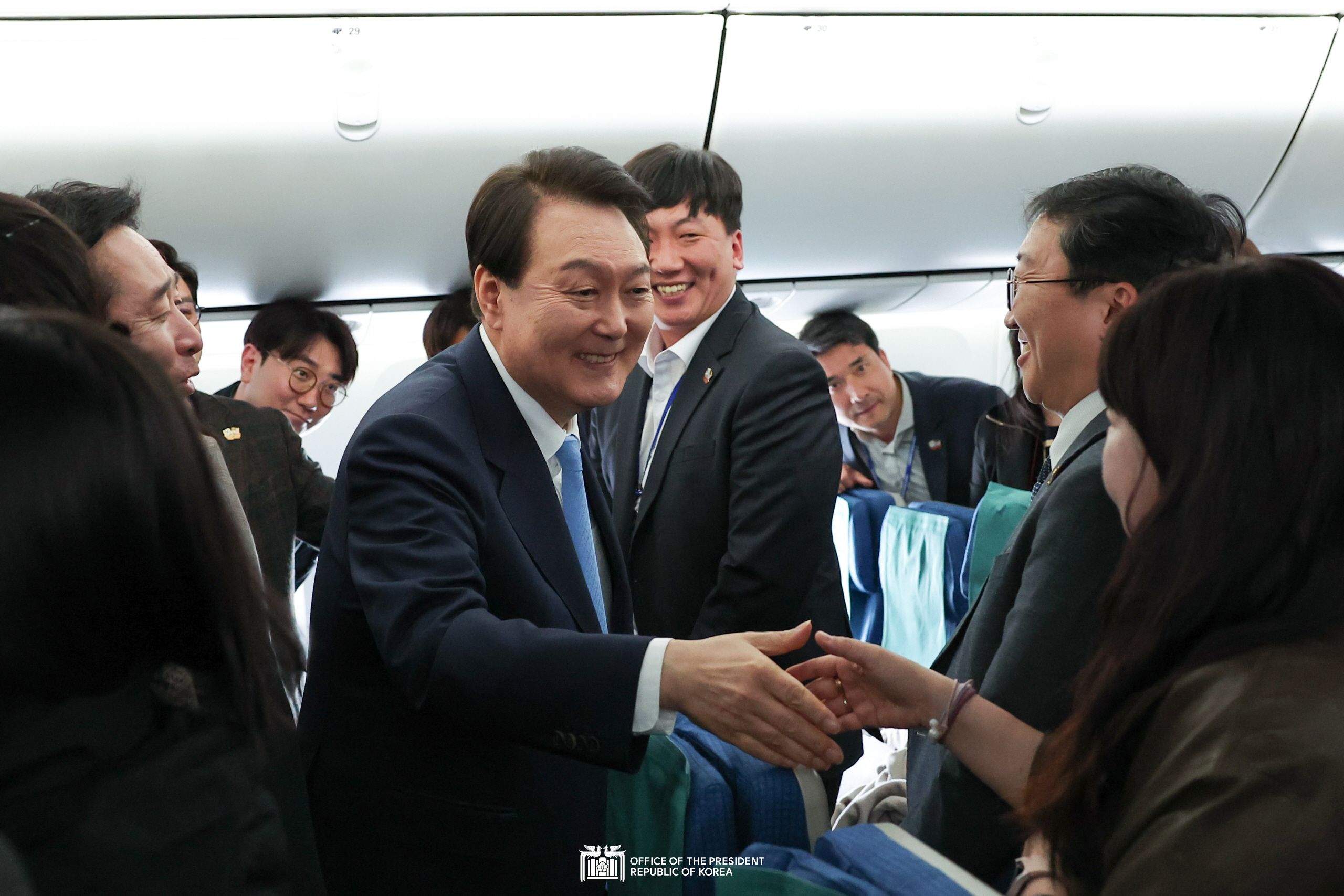 The President and First Lady meeting with the press corps during the flight to Seoul Slide2