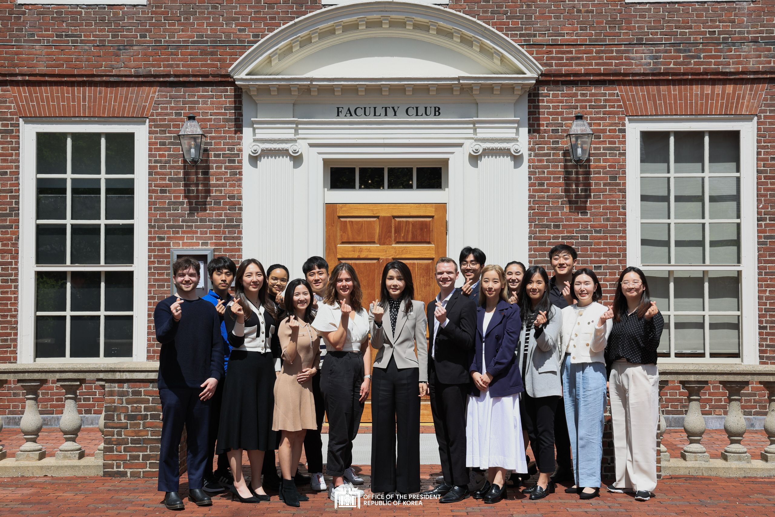 First Lady Kim Keon Hee meeting with Korean and American students Slide5