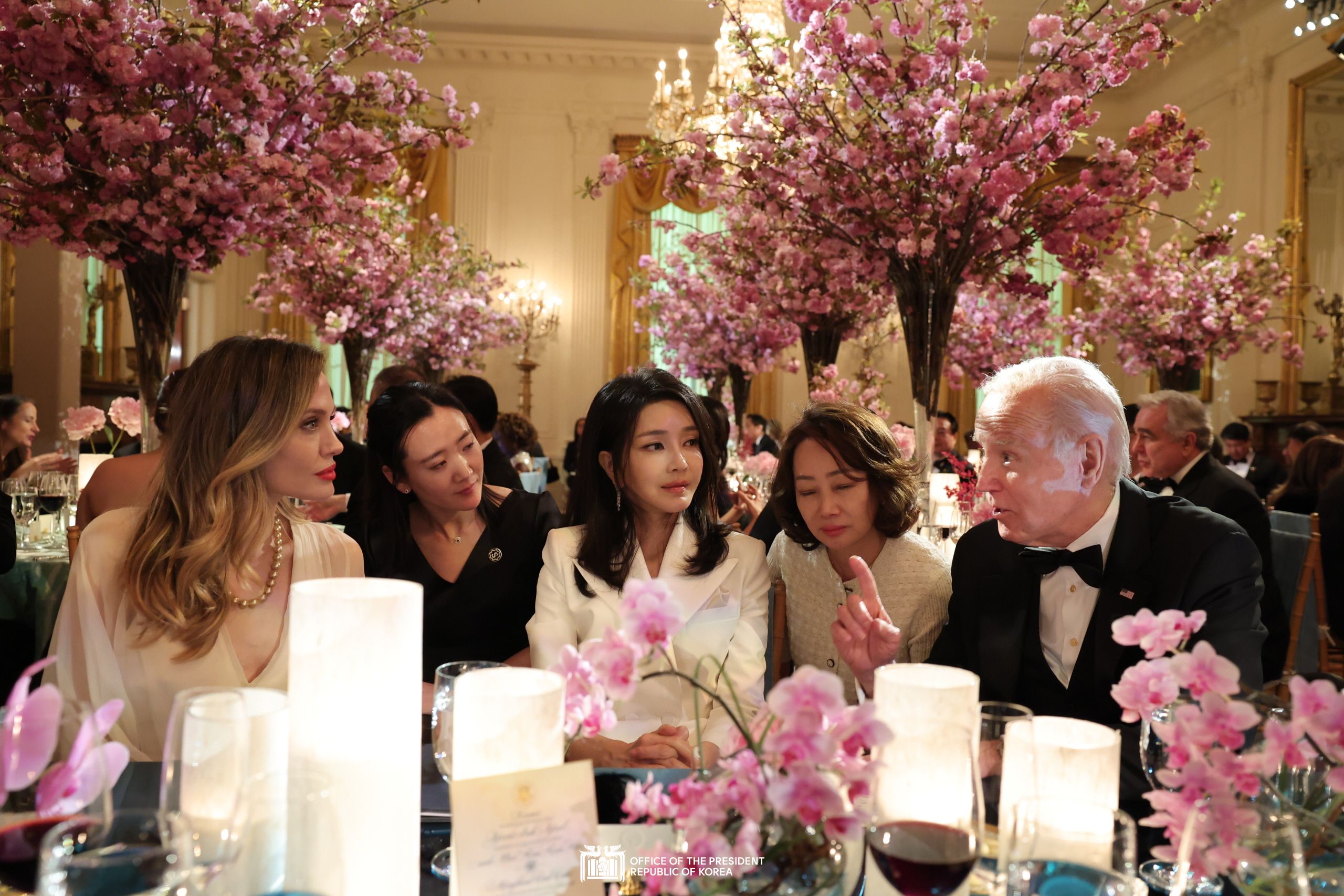 The President and First Lady attending the State Dinner hosted by the U.S. President and First Lady Slide17