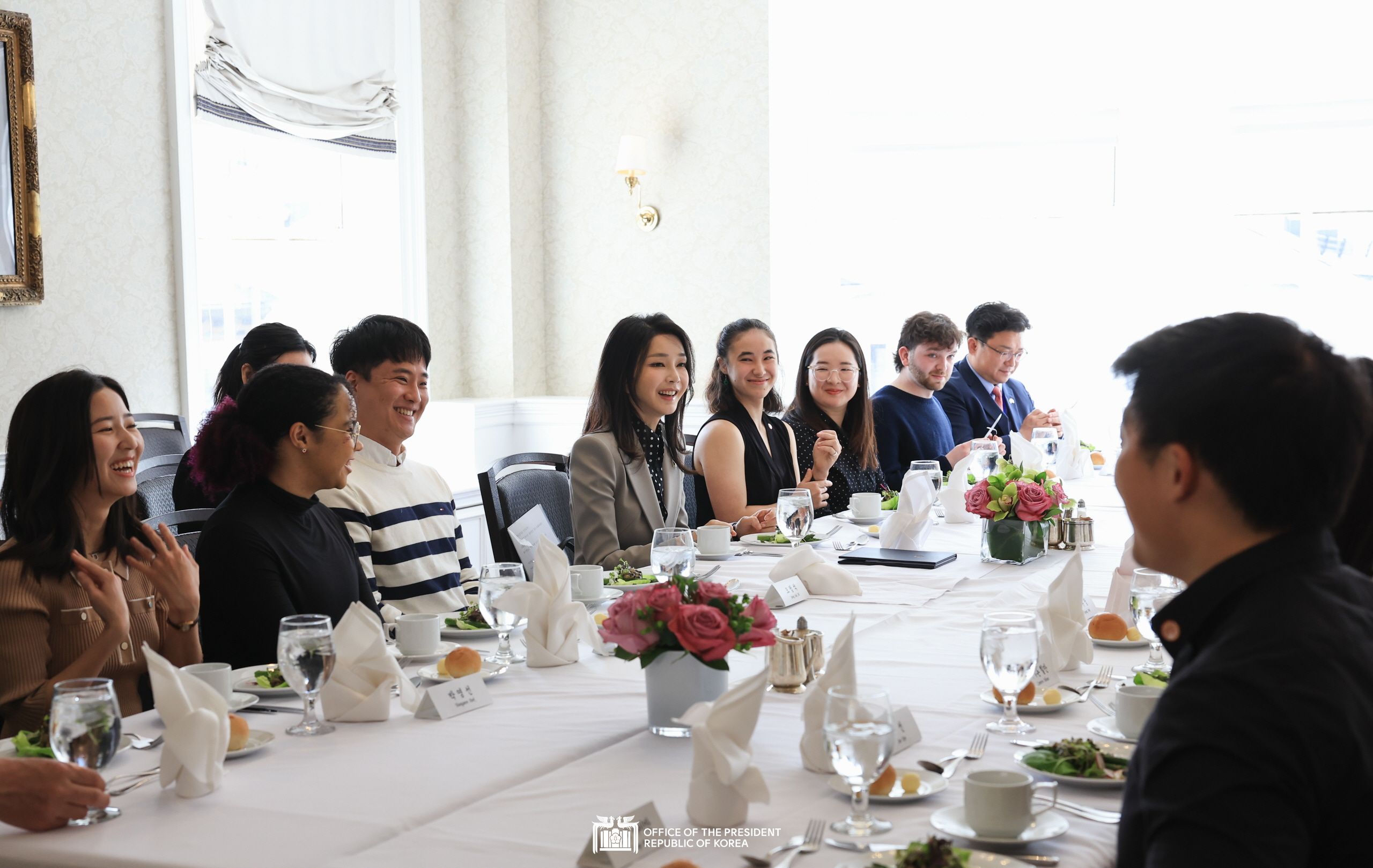First Lady Kim Keon Hee meeting with Korean and American students Slide3