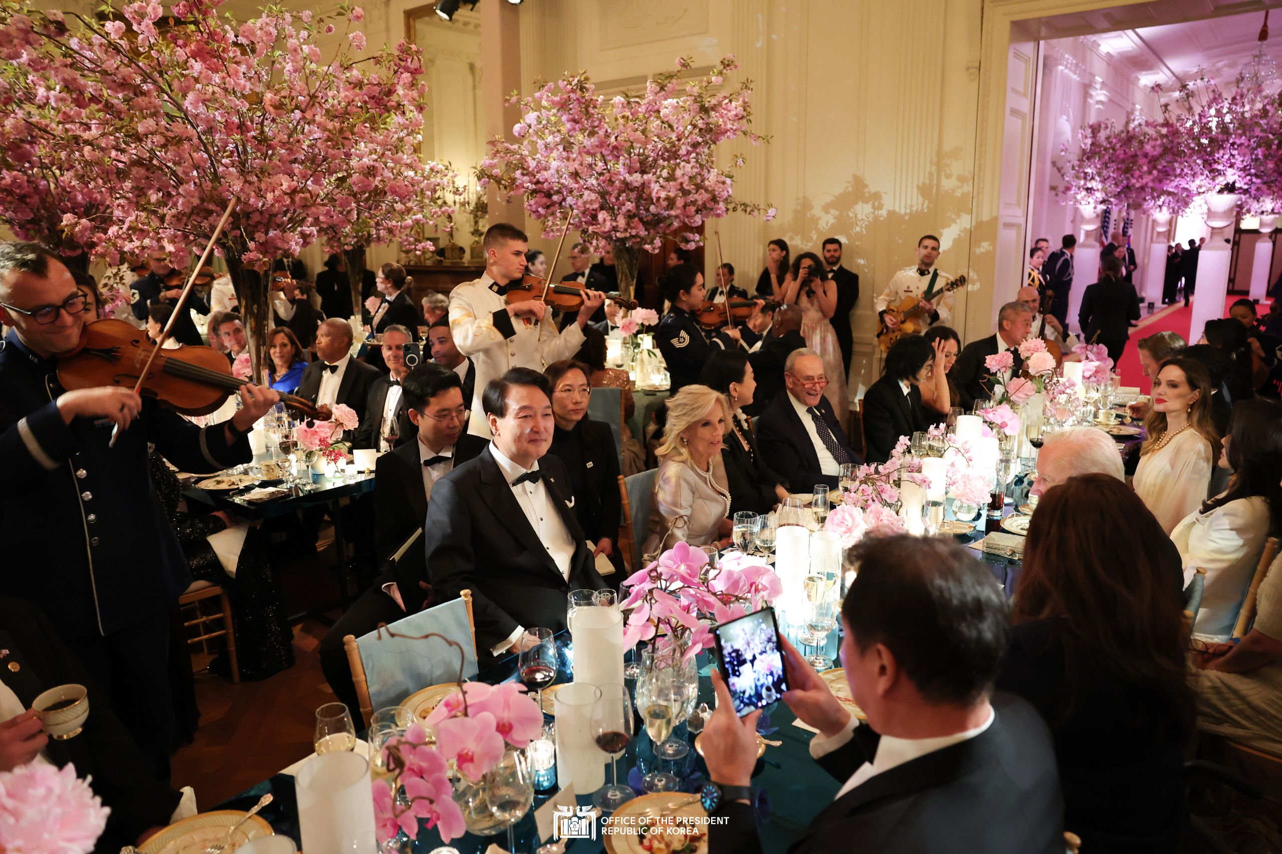 The President and First Lady attending the State Dinner hosted by the U.S. President and First Lady Slide18