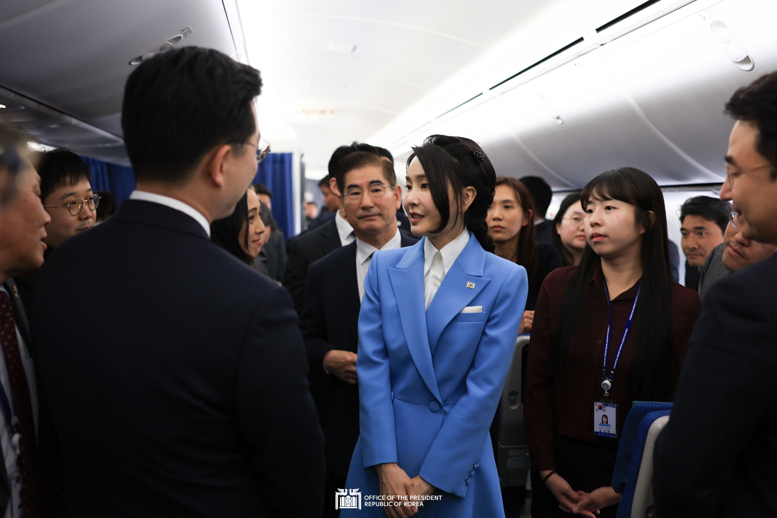 The President and First Lady meeting with the press corps during the flight to Seoul Slide4