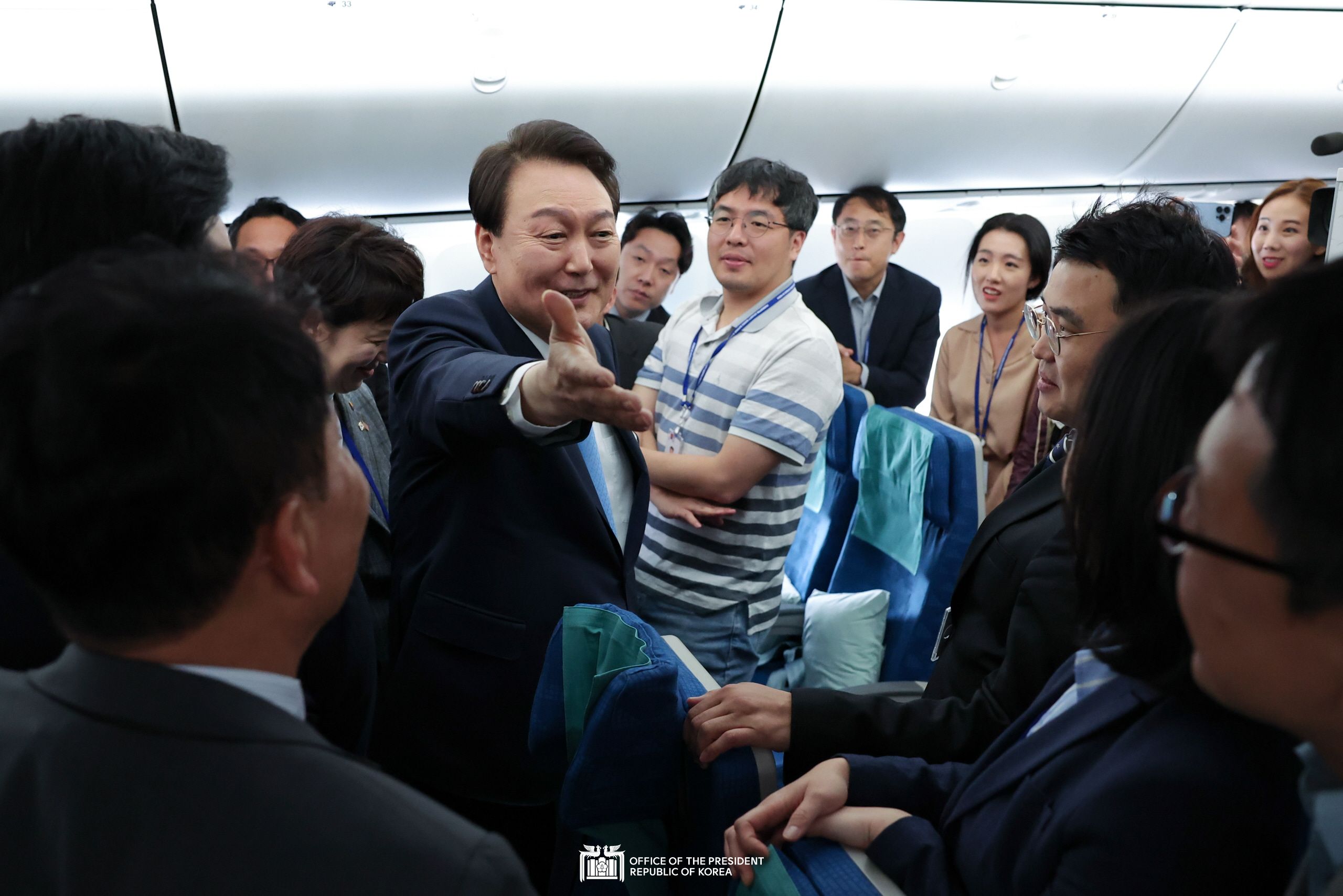 The President and First Lady meeting with the press corps during the flight to Seoul Slide3