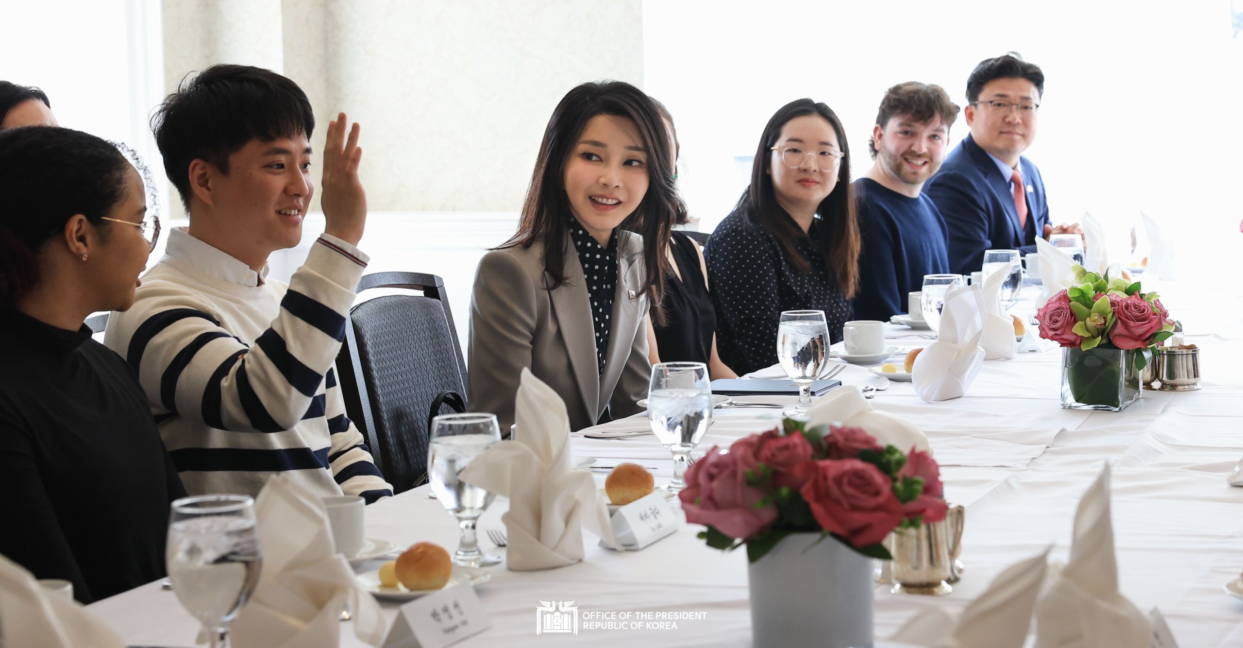 First Lady Kim Keon Hee meeting with Korean and American students Slide2