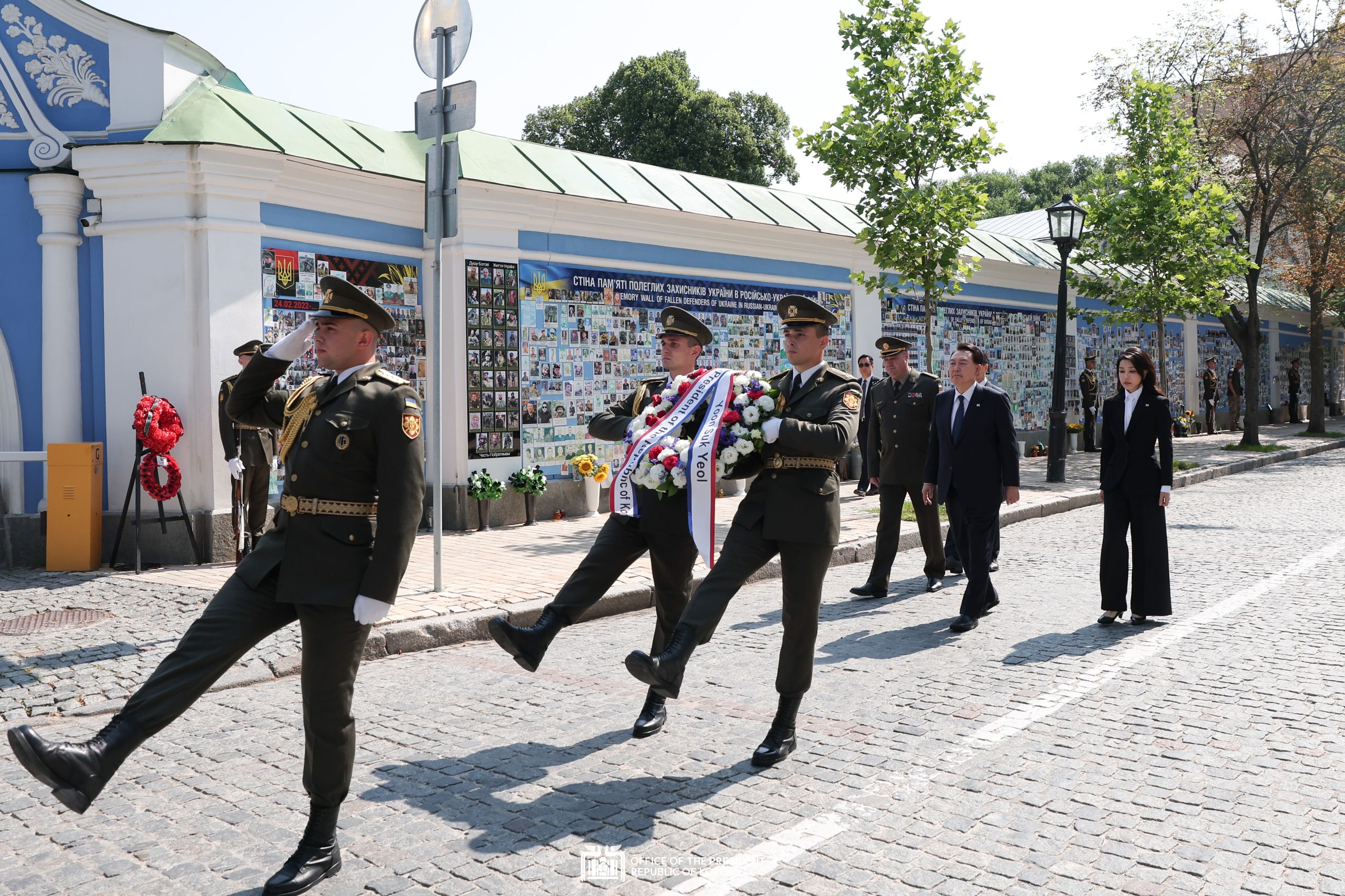 Laying a wreath at the Wall of Remembrance of the Fallen for Ukraine slide 1