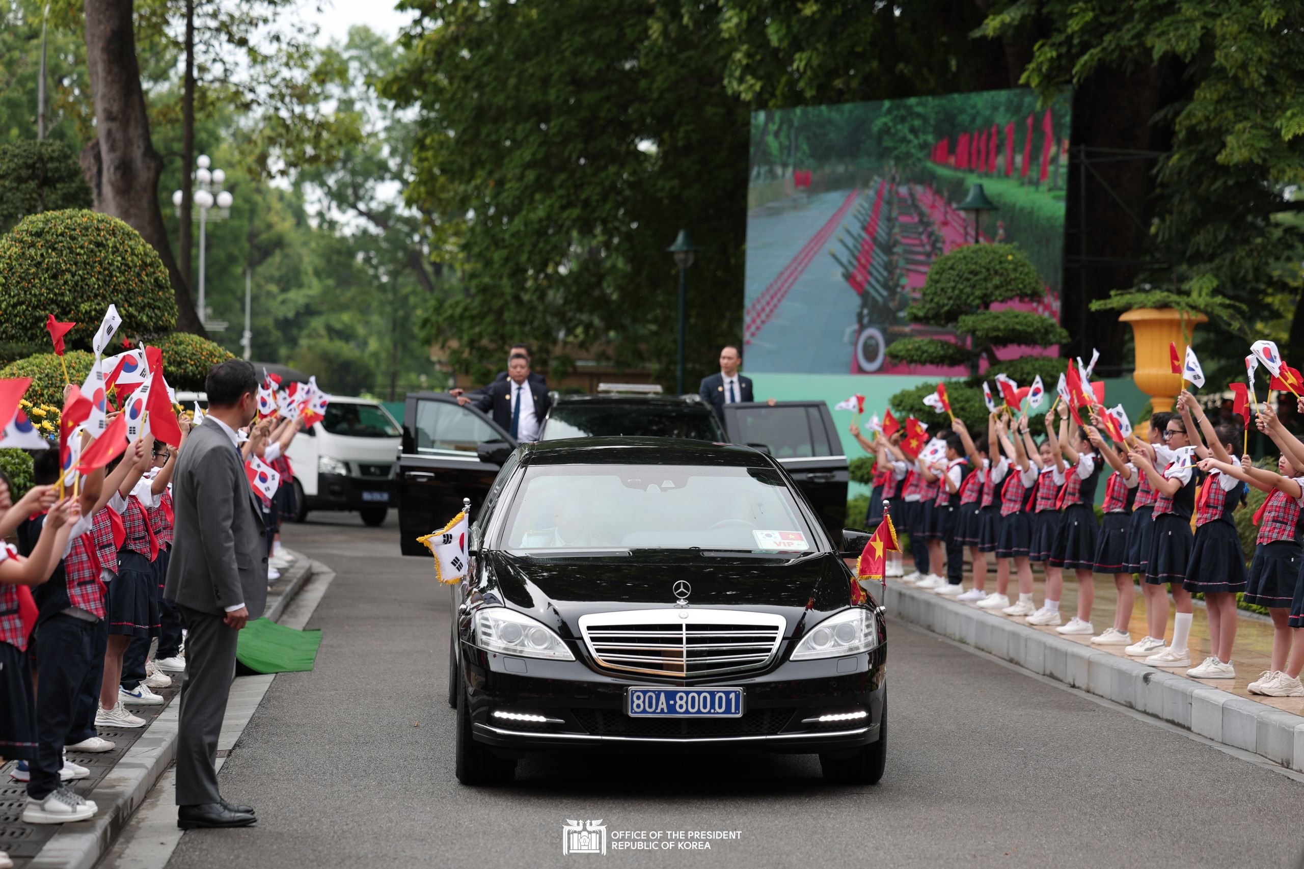Official welcoming ceremony for the State Visit to Viet Nam and commemorative photos slide 1