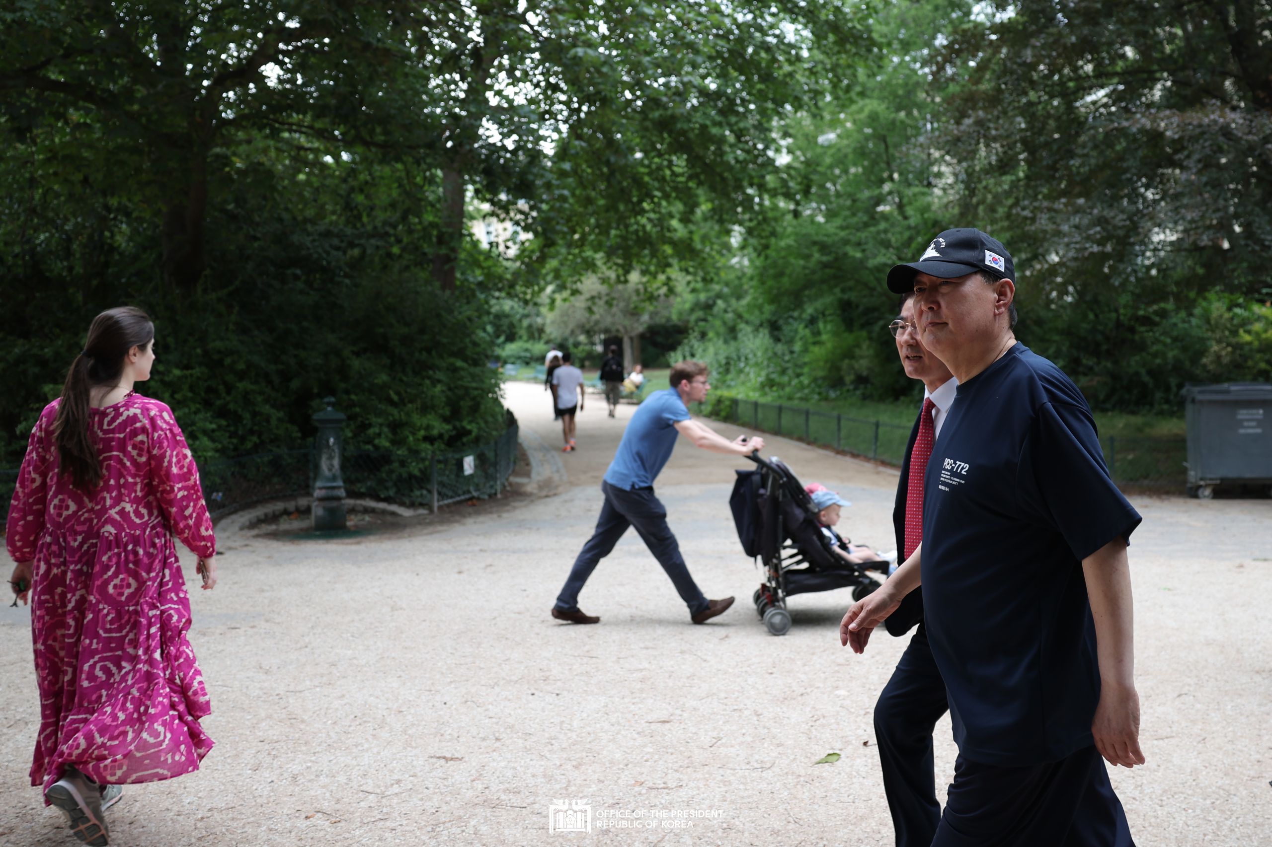 Taking a morning walk with Parisians slide 1