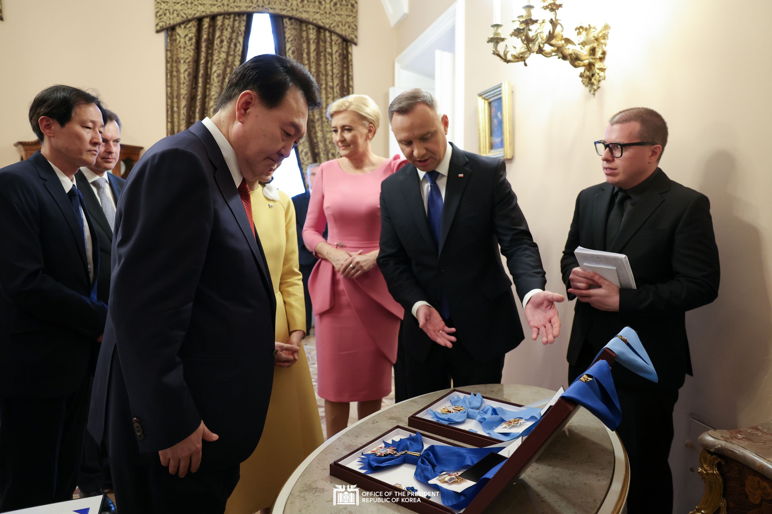 Exchange of orders and gifts between presidential couples of Korea and Poland slide 1