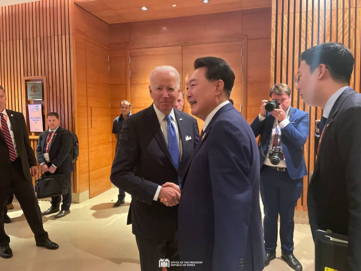 Conversing with U.S. President Joe Biden in the lobby of the bilateral meeting area in New Delhi, India slide 1