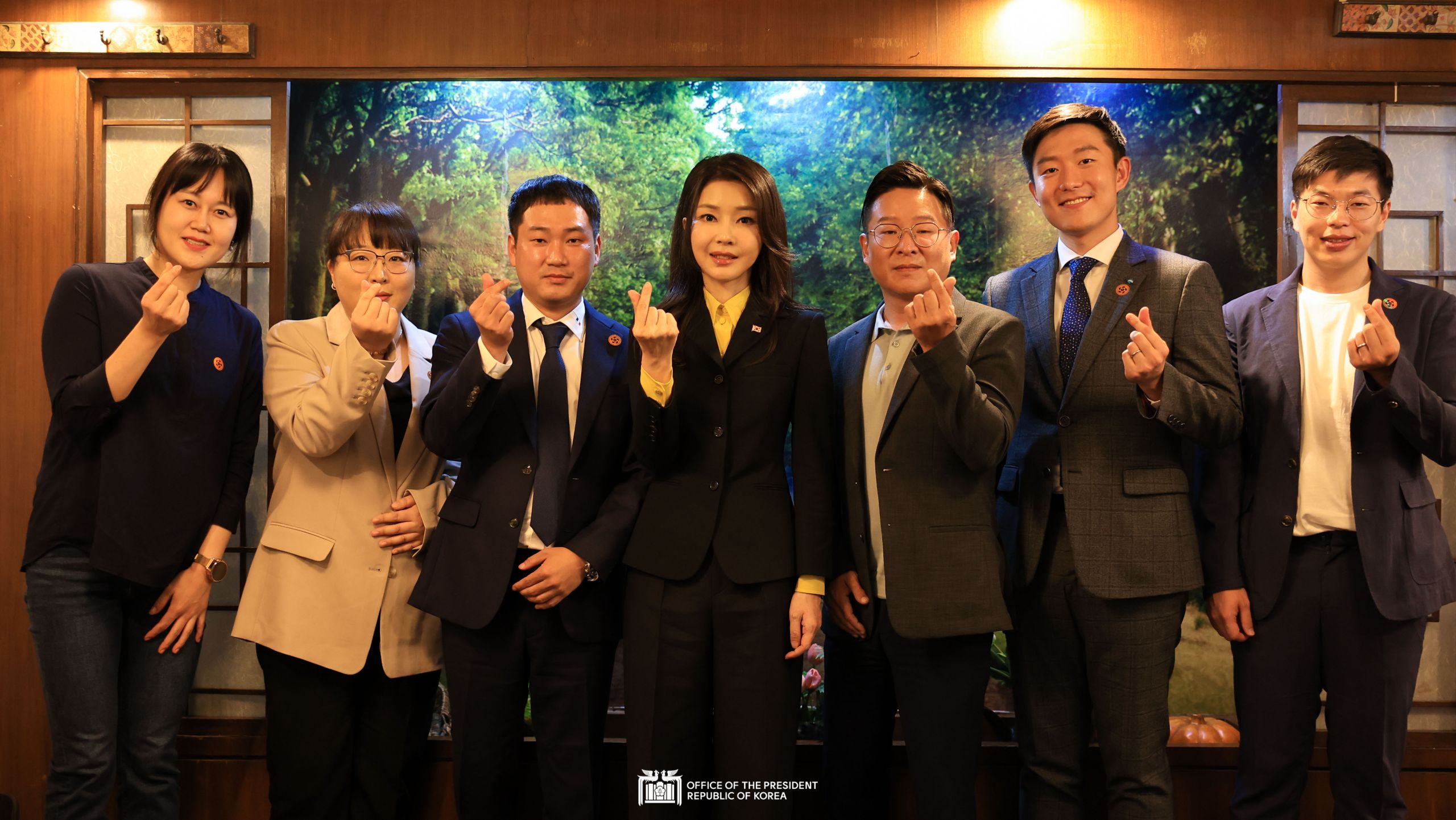 First Lady Kim Keon Hee meeting with young Koreans running small businesses in India slide 1