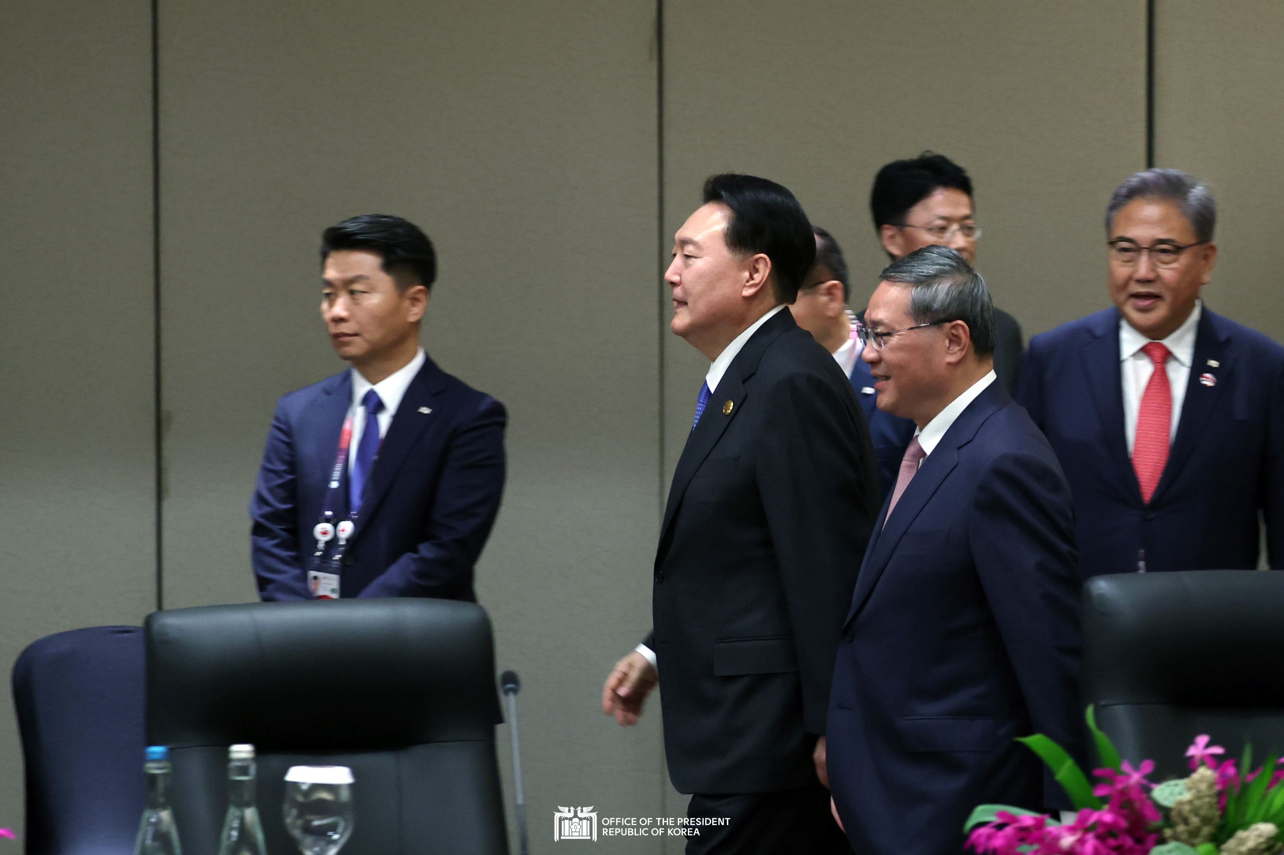 Meeting with Chinese Premier Li Qiang in Jakarta, Indonesia slide 1