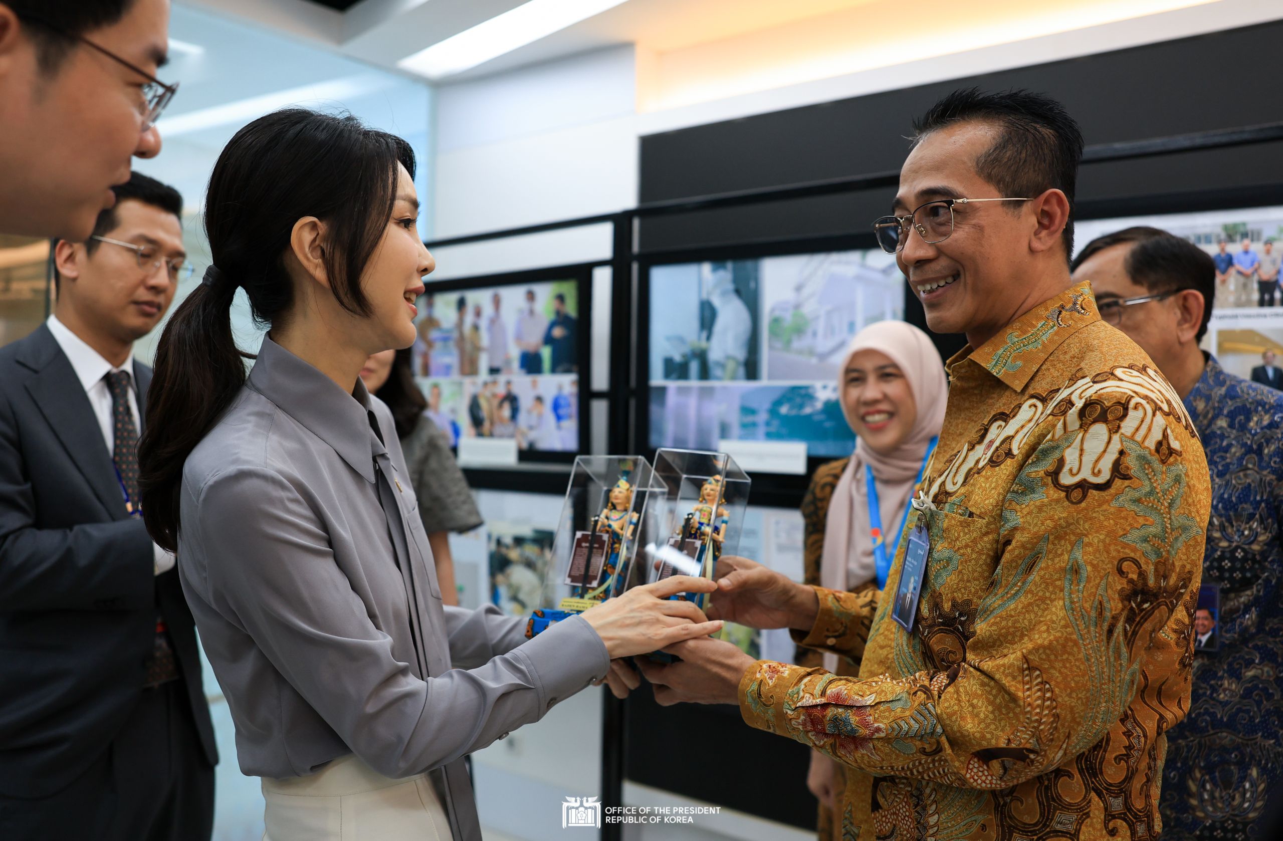 First Lady Kim Keon Hee visiting an Indonesian biotechnology company in Jakarta, Indonesia slide 1