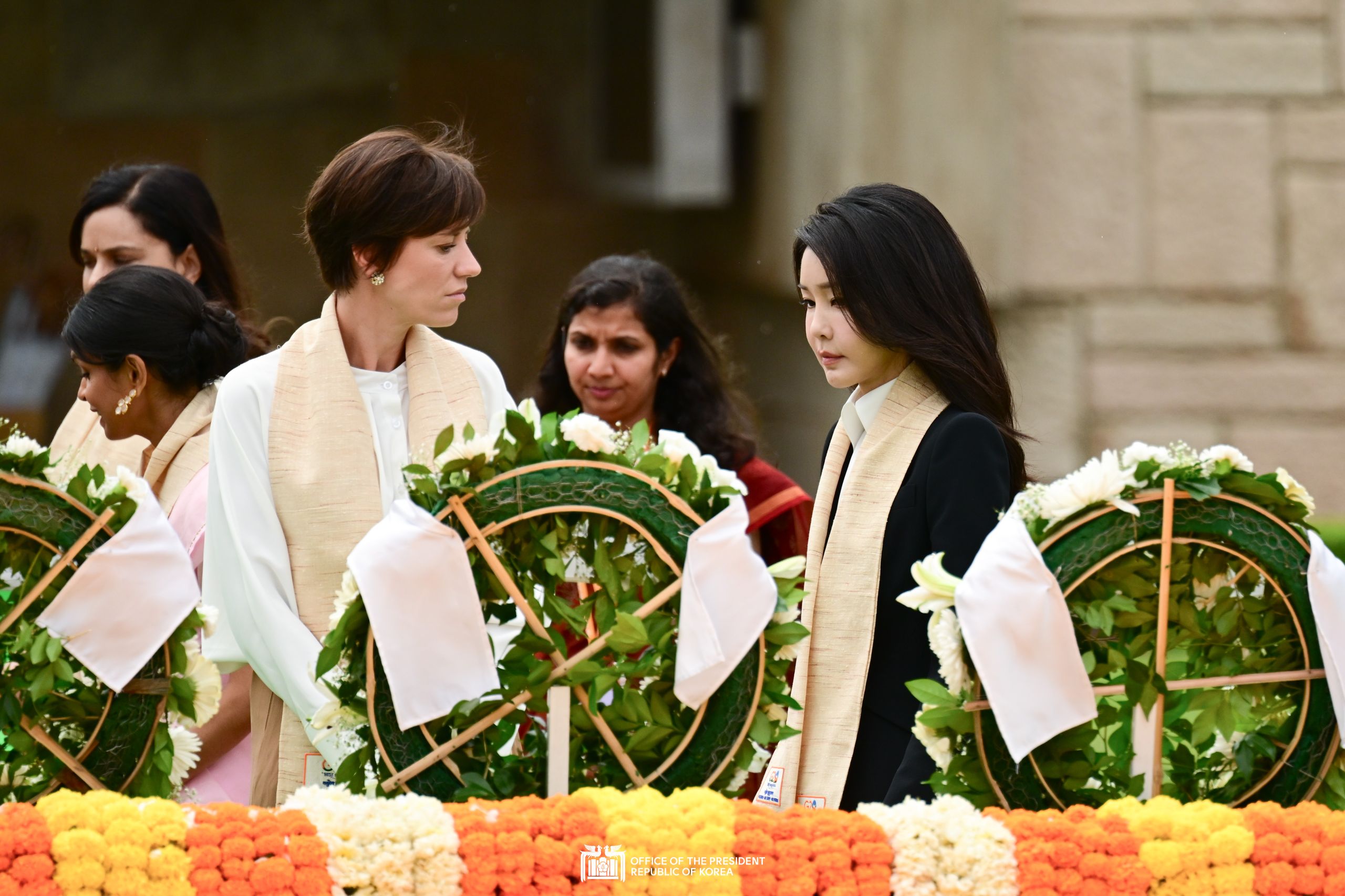 First Lady Kim Keon Hee laying a wreath at the Samadhi of Mahatma Gandhi in Rajghat slide 1