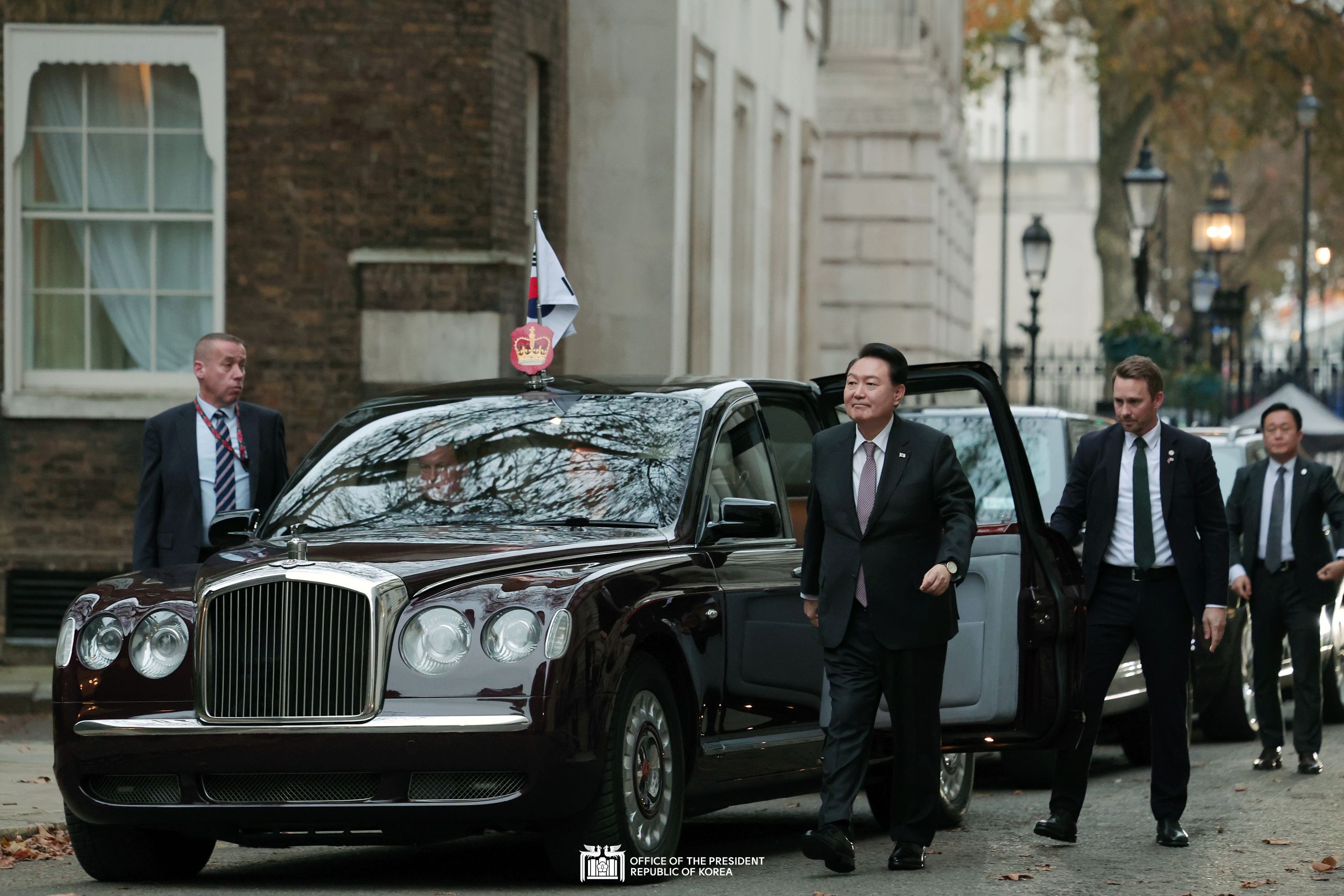 Prime Minister Rishi Sunak and his wife Akshata Murty greeting President Yoon Suk Yeol slide 1