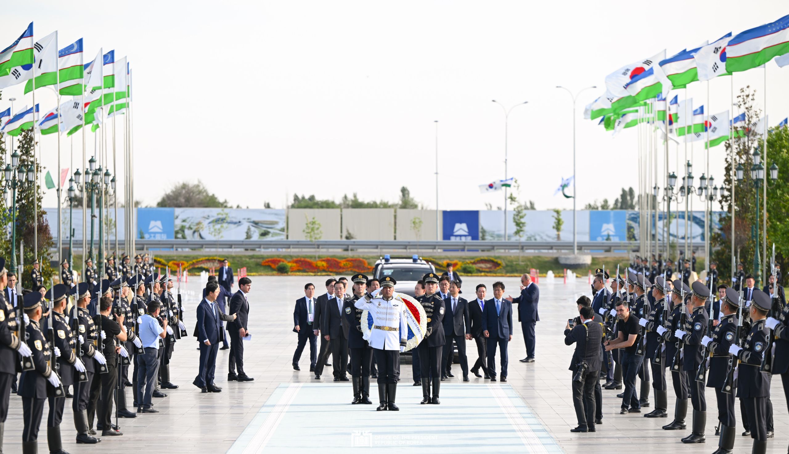 Laying a wreath at the Monument to the Independence of Uzbekistan slide 1