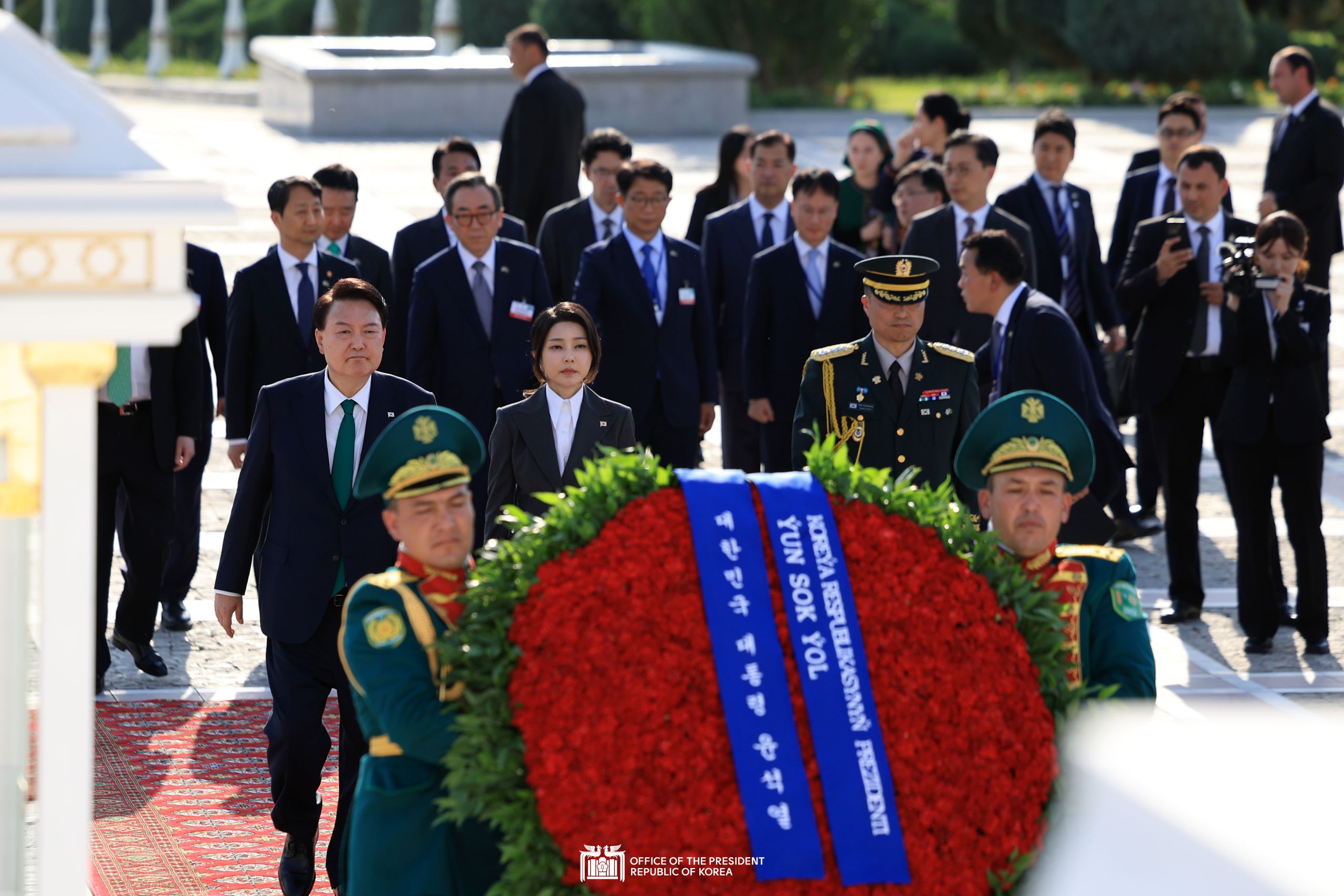 Laying a wreath at the Independence Monument of Turkmenistan and planting a commemorative tree slide 1