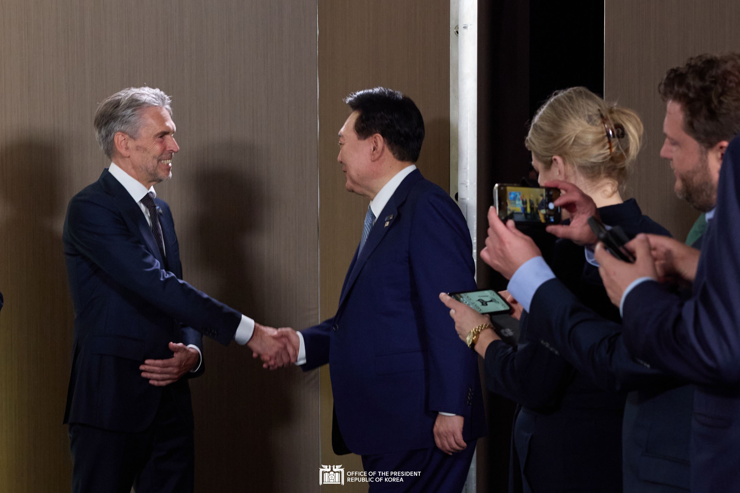 Korea-Netherlands summit on the sidelines of the NATO Summit slide 1