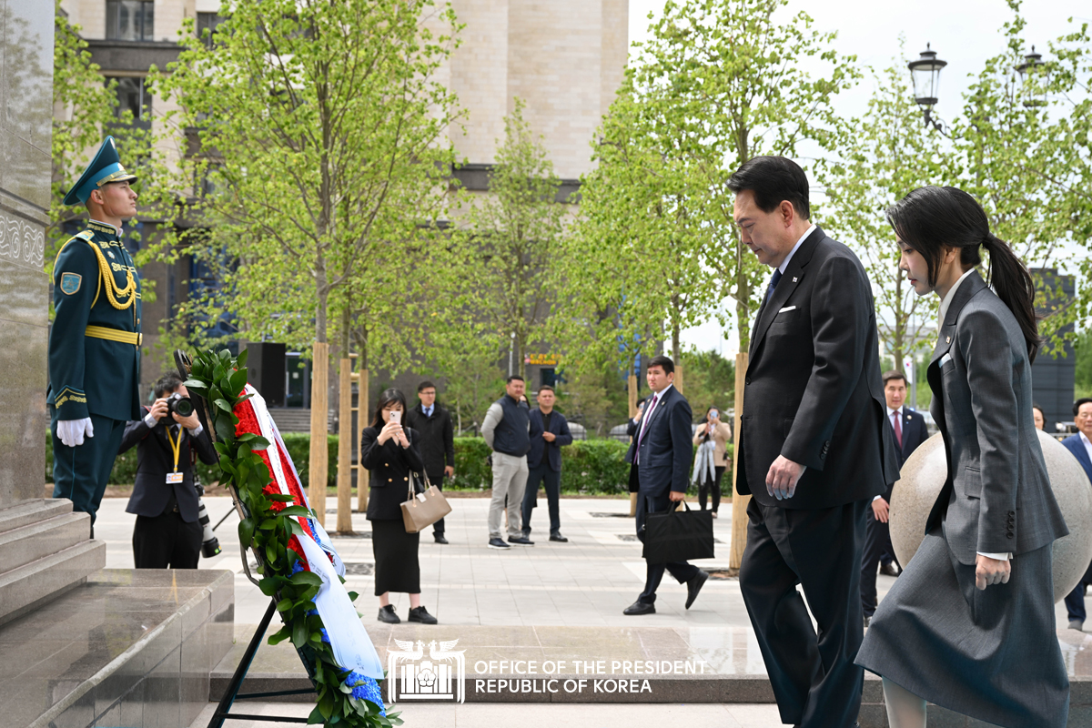 Laying a wreath at the Monument of Gratitude to the Kazakh People