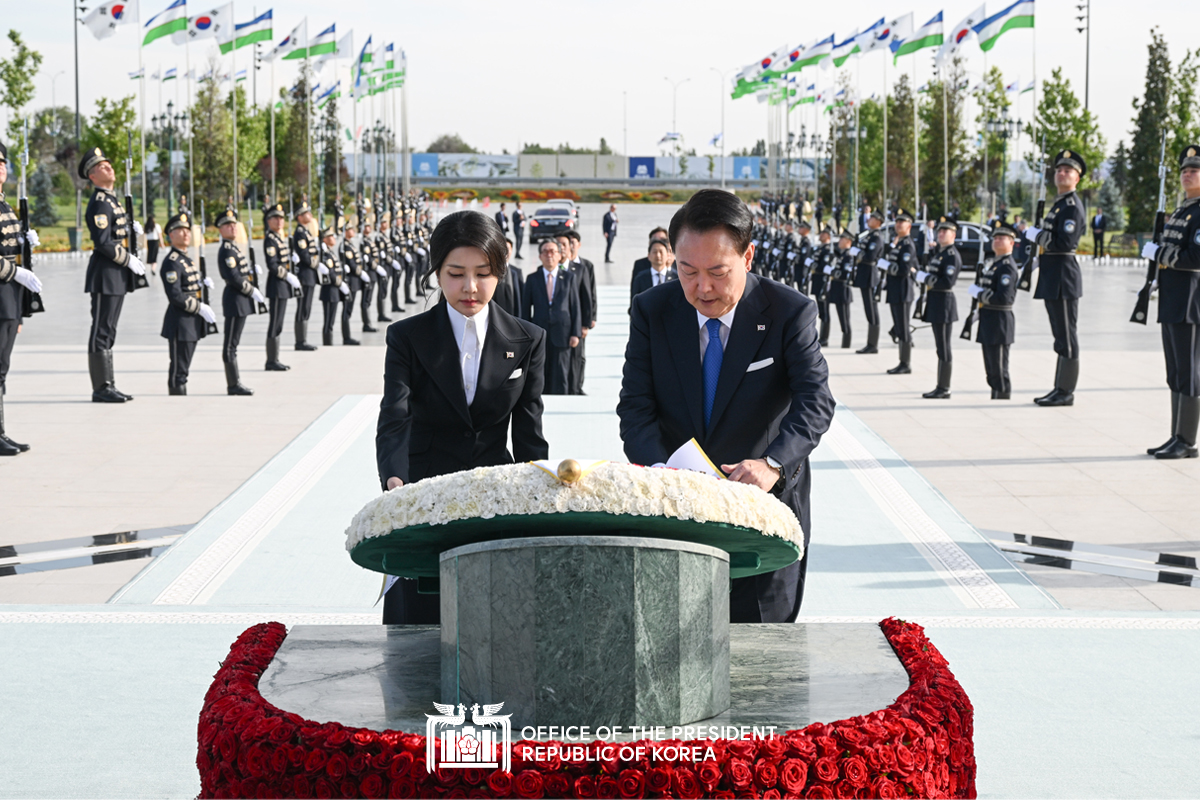 Laying a wreath at the Monument to the Independence of Uzbekistan