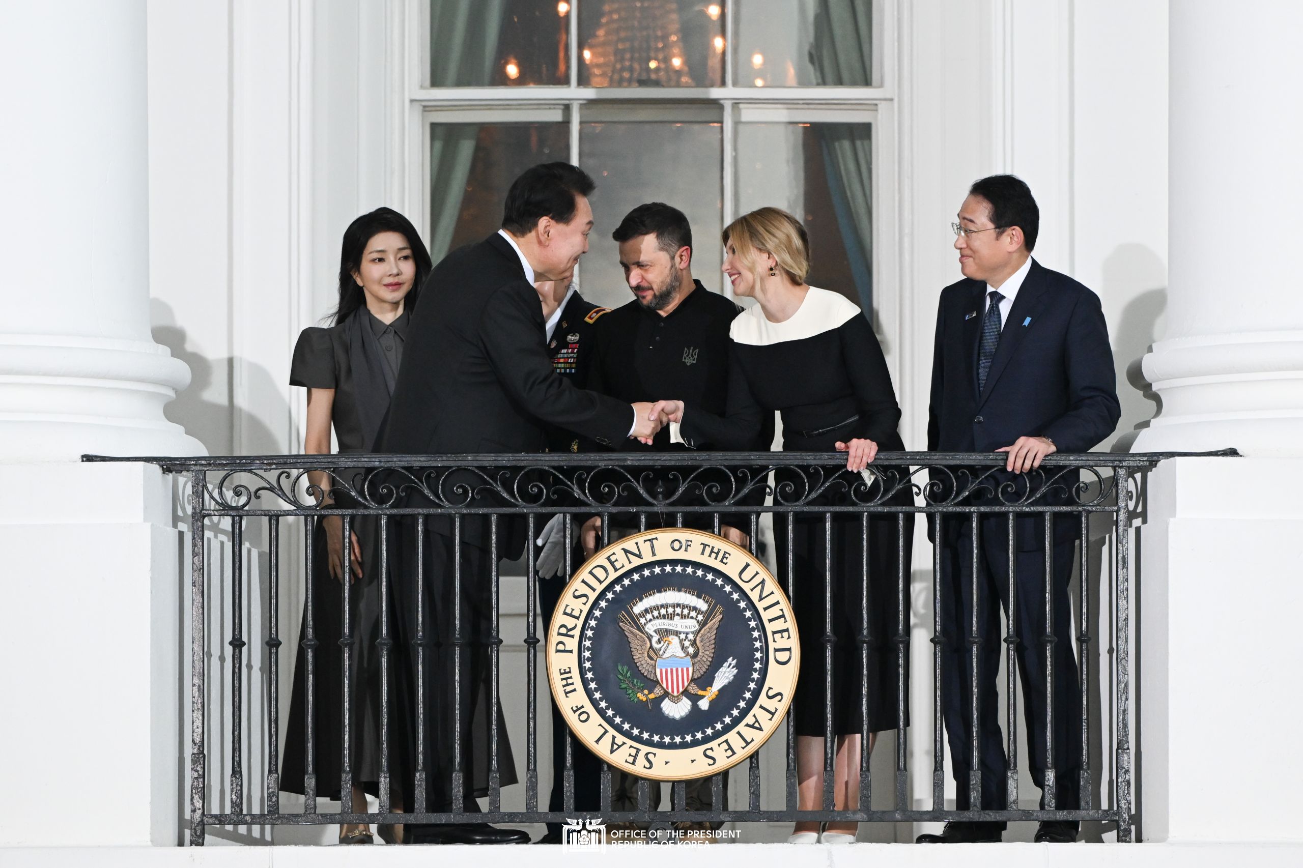 Social dinner for heads of state and government and their spouses, hosted by the U.S. President and the First Lady slide 1