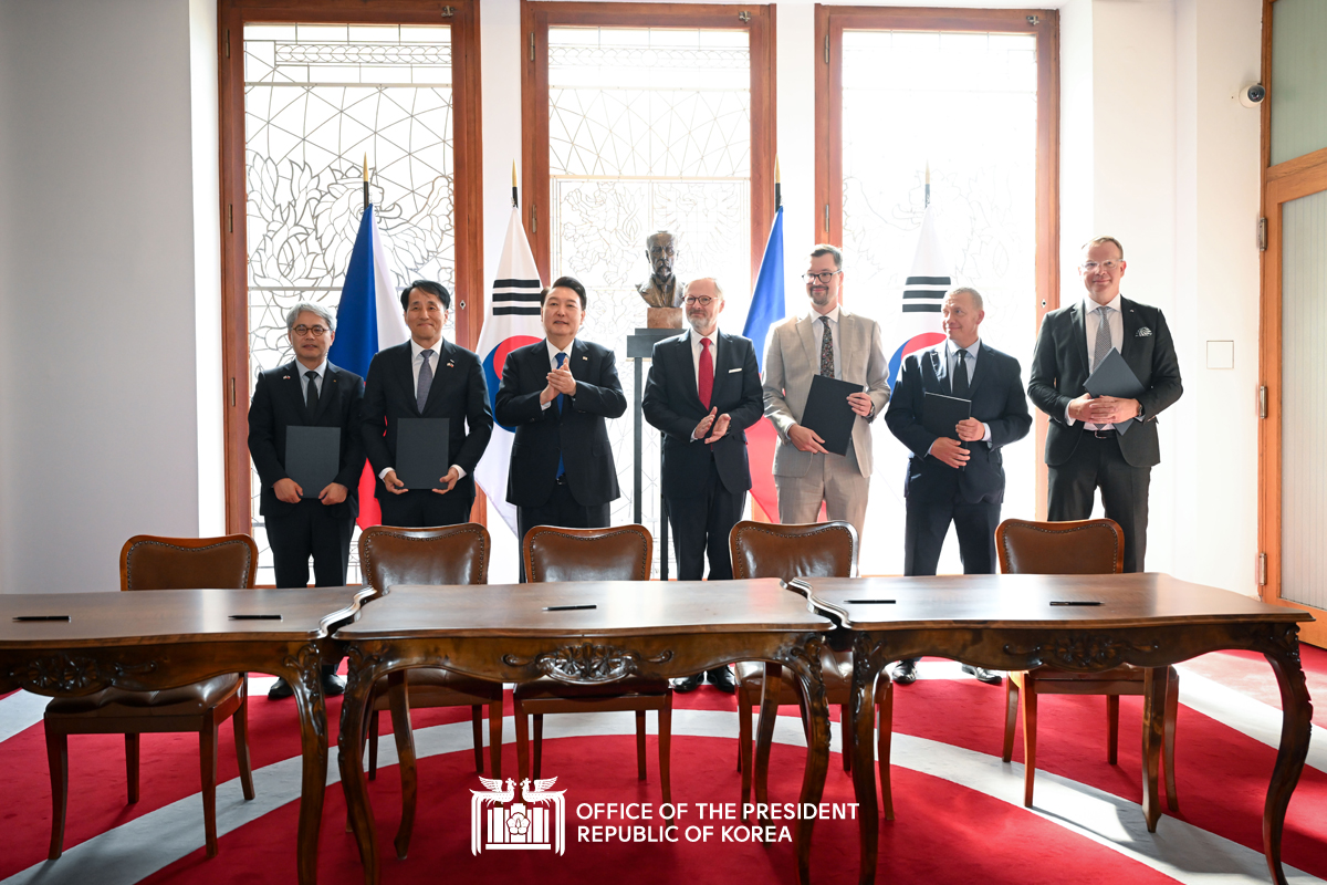 Attending a signing ceremony for MOUs on financial cooperation and a working luncheon hosted by the Czech Prime Minister